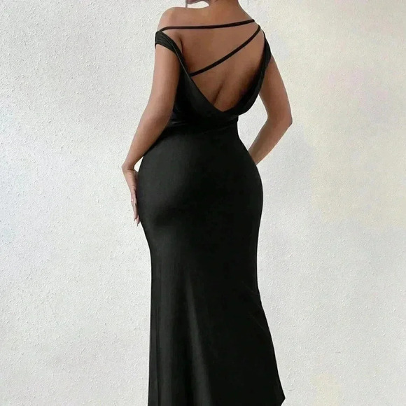 Black Sexy Women's Solid Asymmetrical Neck Open Back Dress - Picture 3 of 5